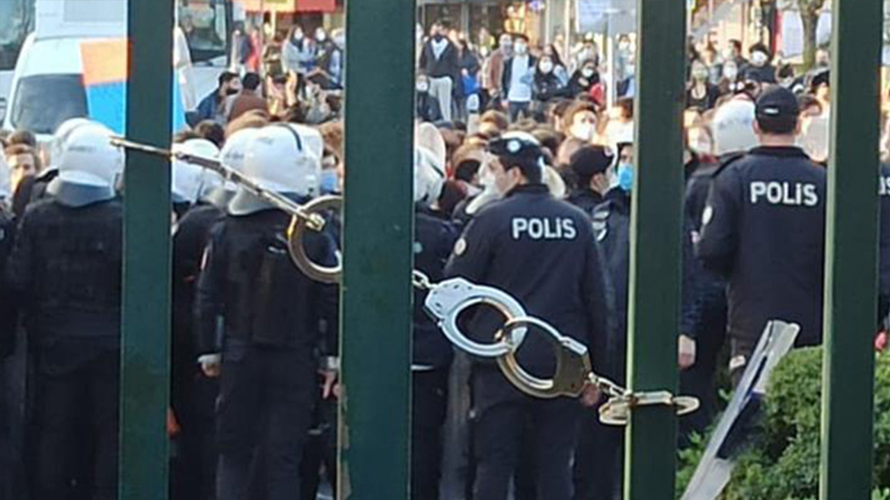 Boğaziçi kapısına kelepçe takılmasına soruşturma