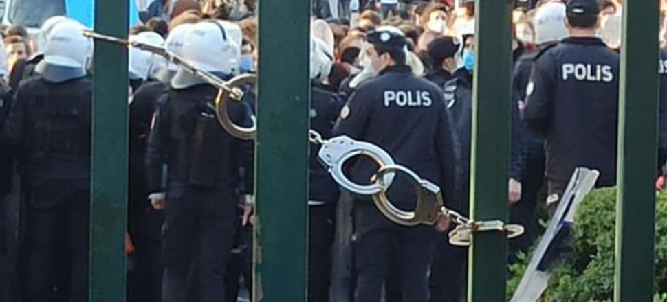 Boğaziçi kapısına kelepçe takılmasına soruşturma