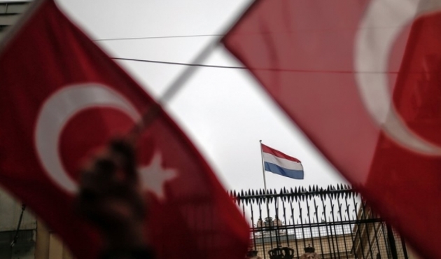 Hollanda Türkiye'deki vatandaşlarını uyardı!