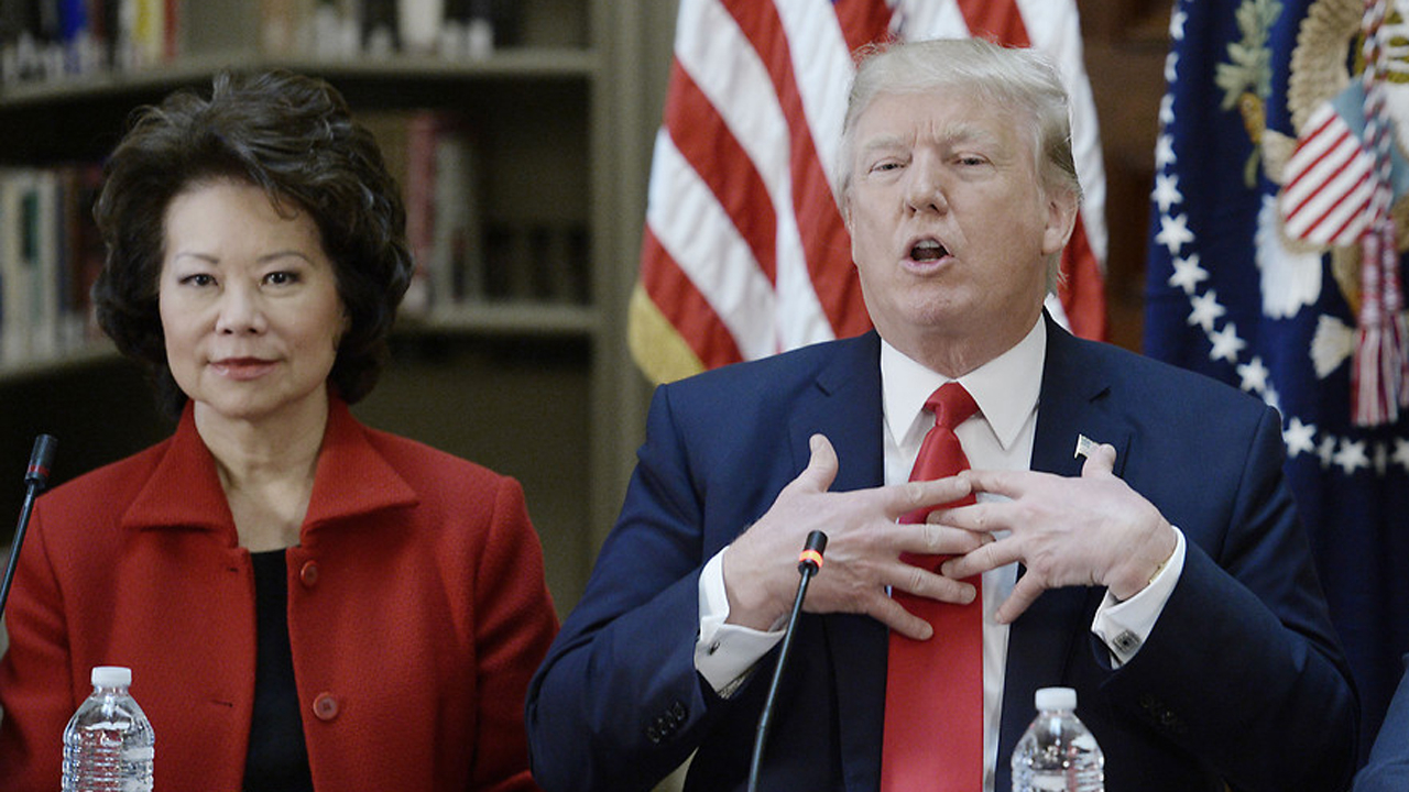 Trump kabinesinden ilk istifa geldi