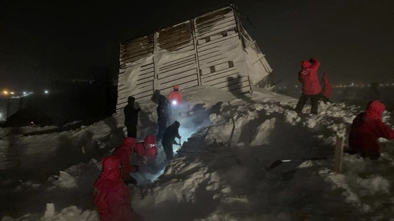 Rusya’da evlerin üstüne çığ düştü