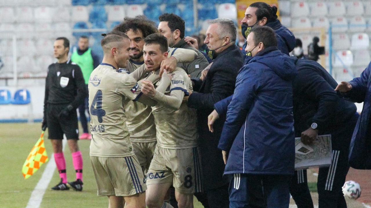 Fenerbahçeli futbolcular yayıncı kuruluşa karşı ağız birliği etti