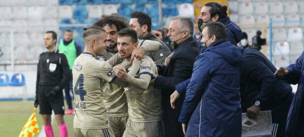 Fenerbahçeli futbolcular yayıncı kuruluşa karşı ağız birliği etti