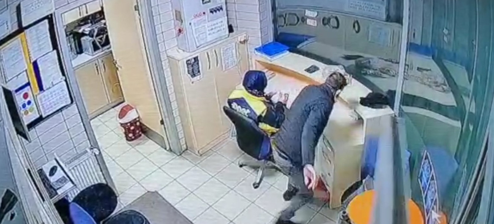 Kadın görevlinin arkasından yaklaştı hayatının şokunu yaşattı