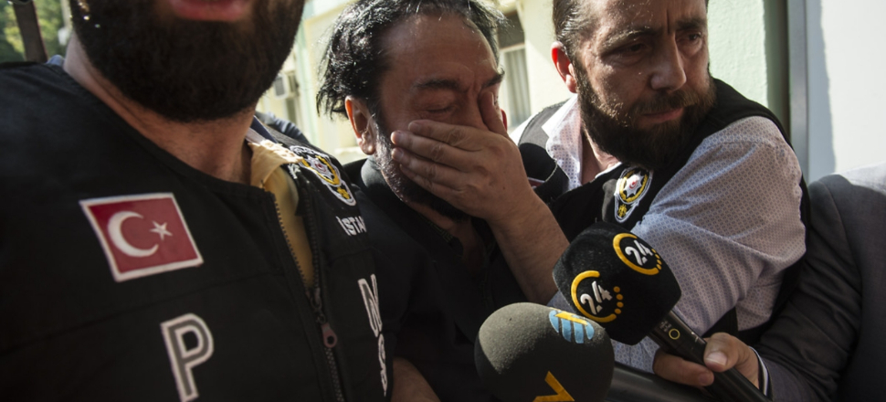 Adnan Oktar ağlayarak cezaevine döndü