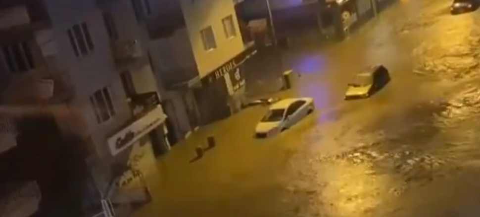 İzmir'de sokaklar göle döndü!