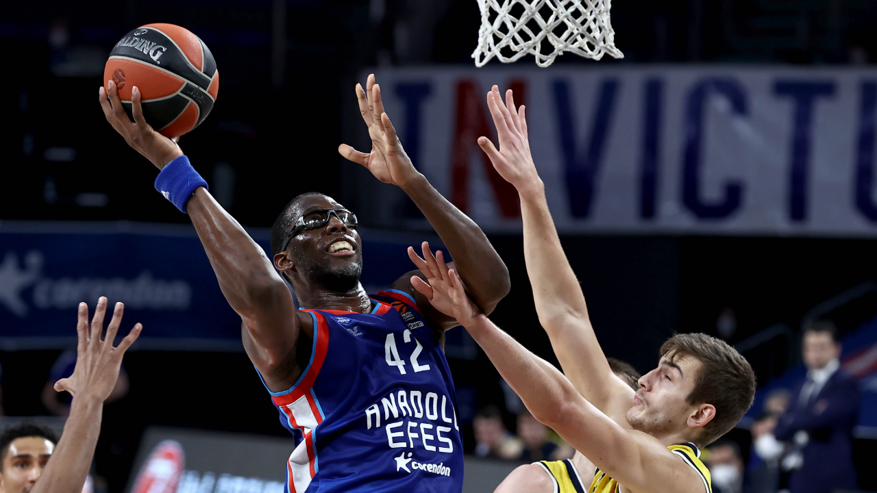 Anadolu Efes tırmanışını sürdürüyor