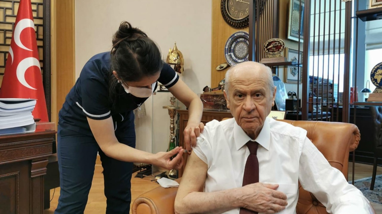 MHP lideri Bahçeli koronavirüs aşısı oldu