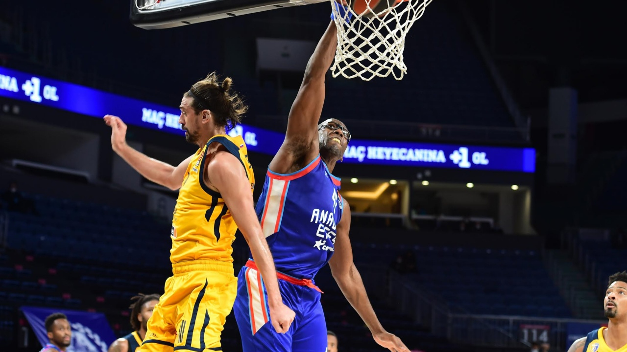 Anadolu Efes'ten Khimki'ye 39 sayı fark!