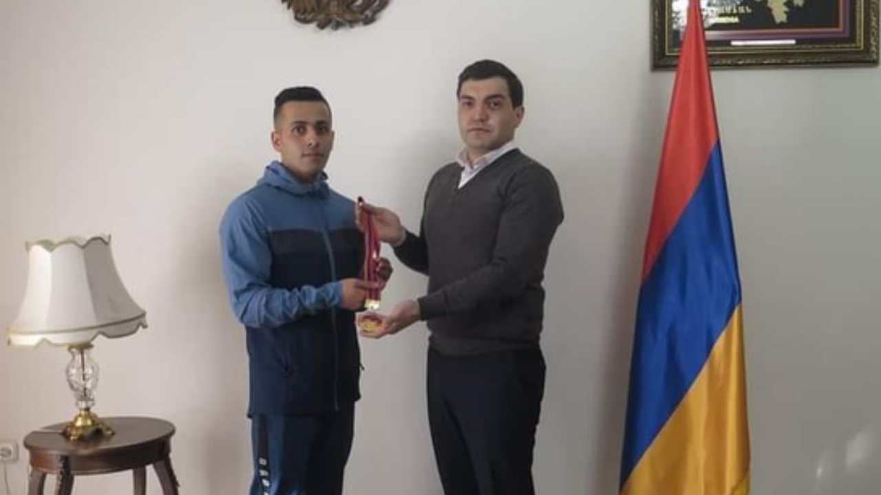 Altın madalyasını bakın kime hediye etti