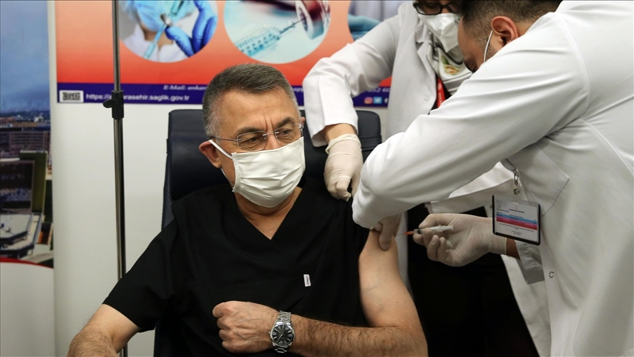 Fuat Oktay, koronavirüs aşısı oldu
