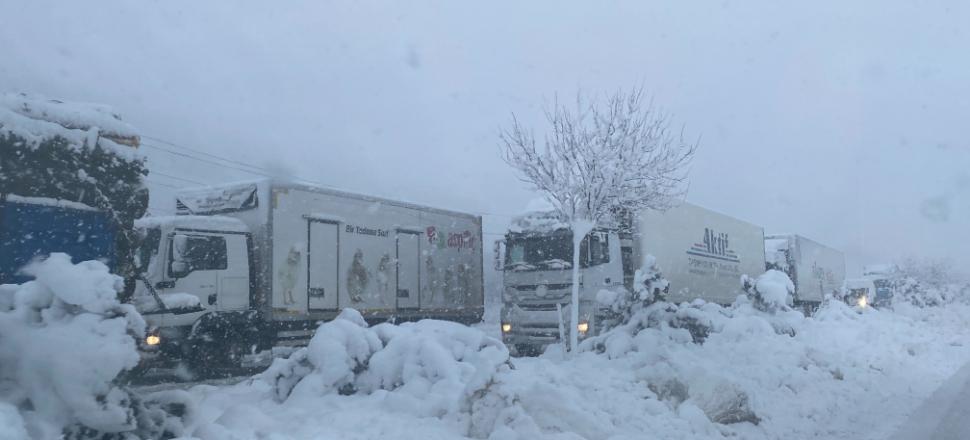 TEM Otoyolu kar nedeniyle trafiğe kapandı