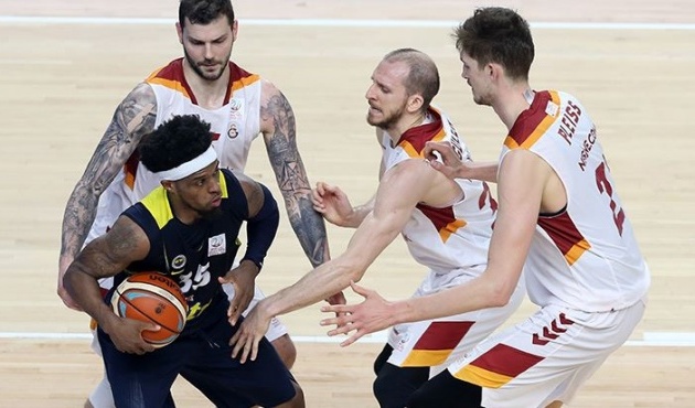 Fenerbahçe parkede Galatasaray'ı yine süpürdü!