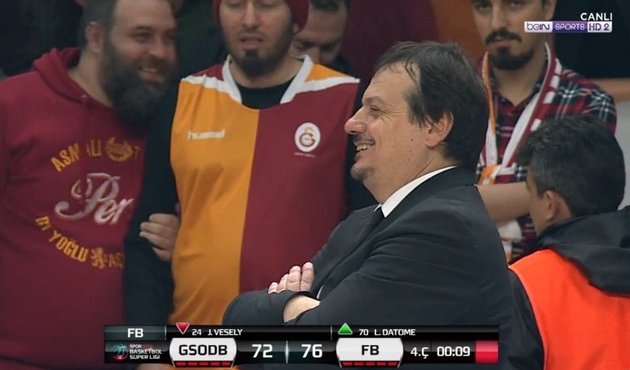 Ergin Ataman istifa tezahüratına gülüp geçti