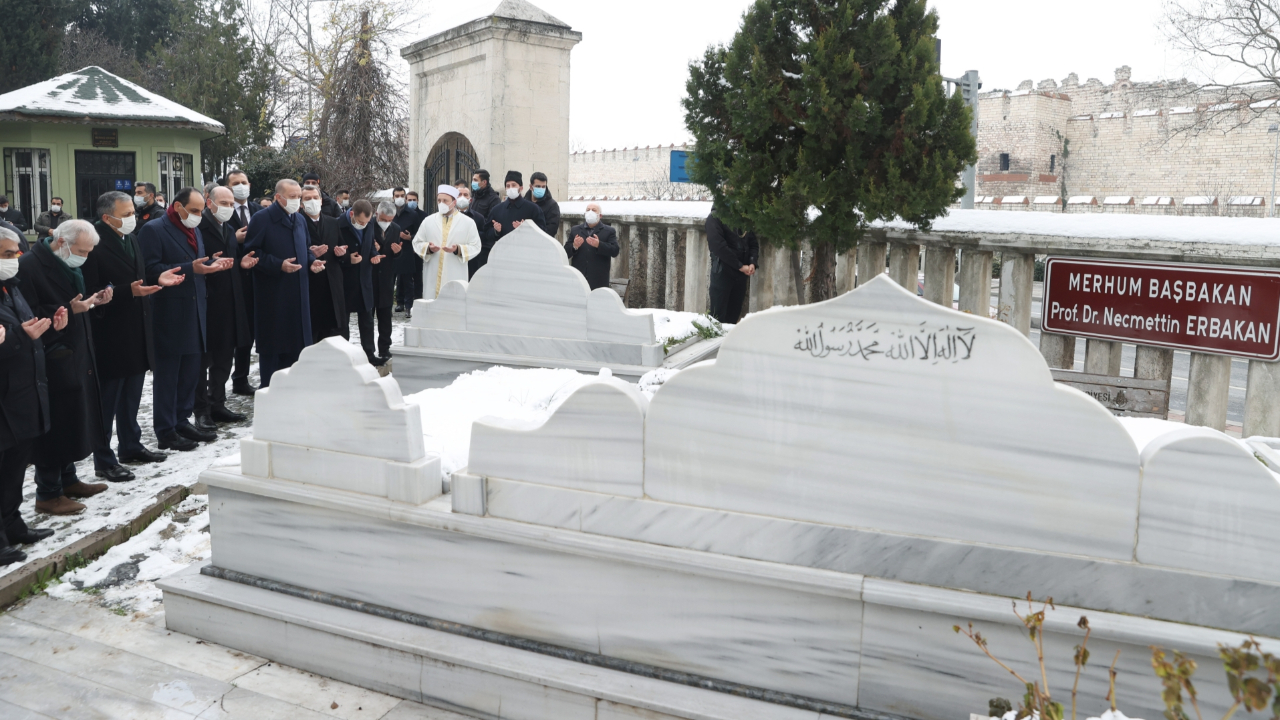 Cumhurbaşkanı Erdoğan'dan Necmettin Erbakan'a vefa...