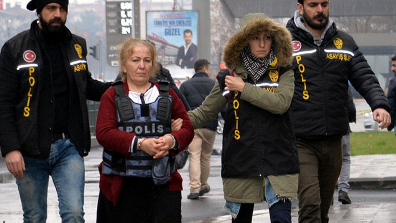 Öldürdüğü eşini cenin gibi paketleyip çöpe atmıştı