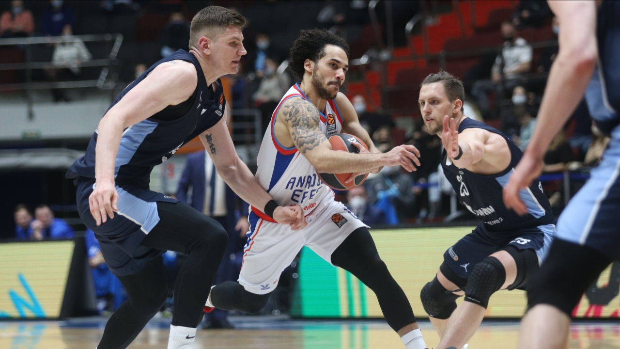 Anadolu Efes'in serisine Zenit son verdi
