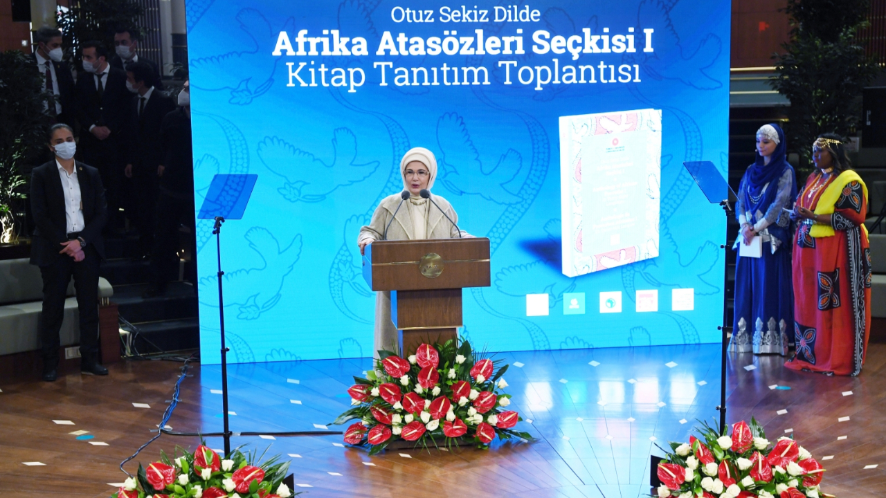 Emine Erdoğan seyahatlerini hatırata dönüştürüyor