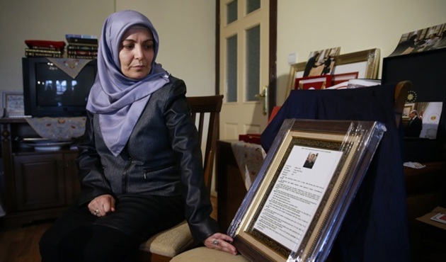 İlk şehidin eşi '15 Temmuz'u anlattı: Kanlı gömlekte kurşun delikleri!