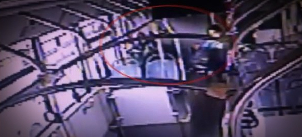 Metrobüste unutulan çantayı alan şahıs önce kameraya sonra polise yakalandı!