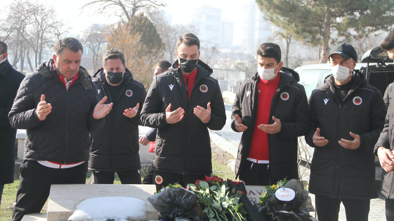 İlhan Cavcav kabri başında anıldı
