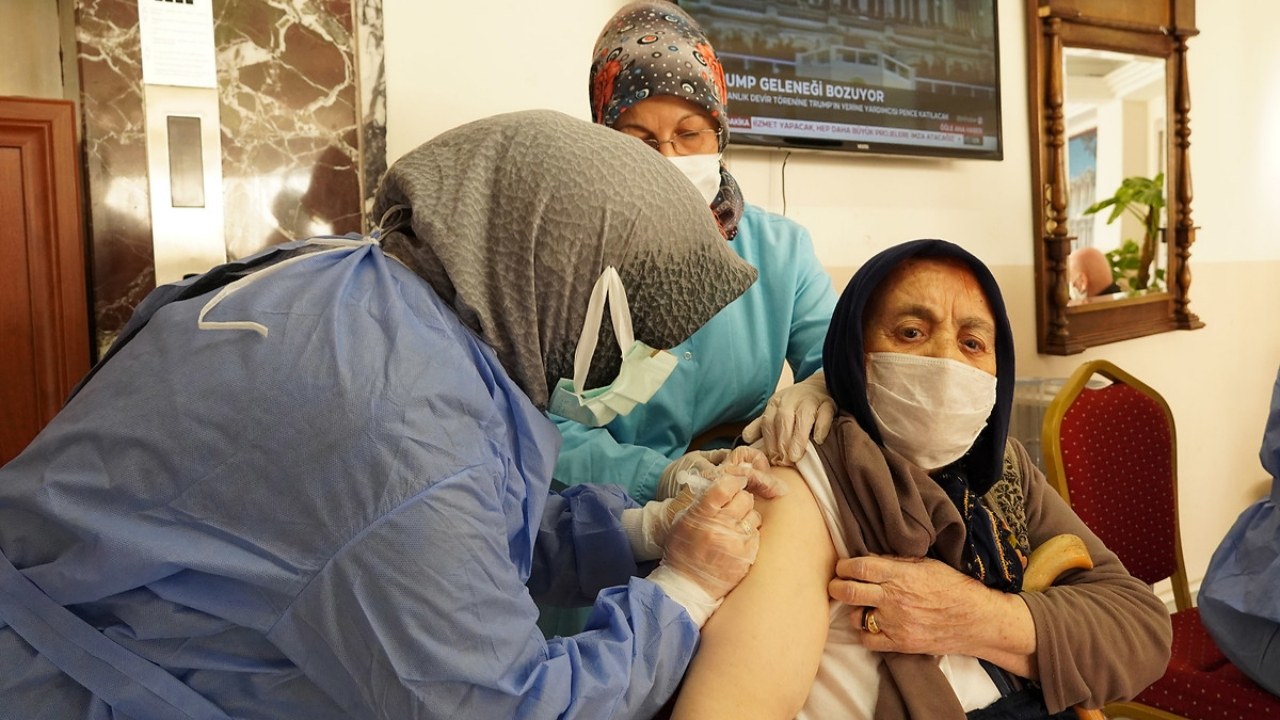 80 yaş ve üzeri vatandaşların aşılama işlemi başladı
