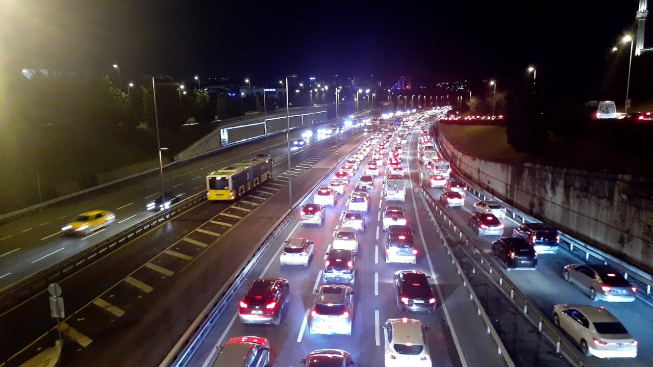 Kısıtlama sonrası İstanbul'da trafik durdu!