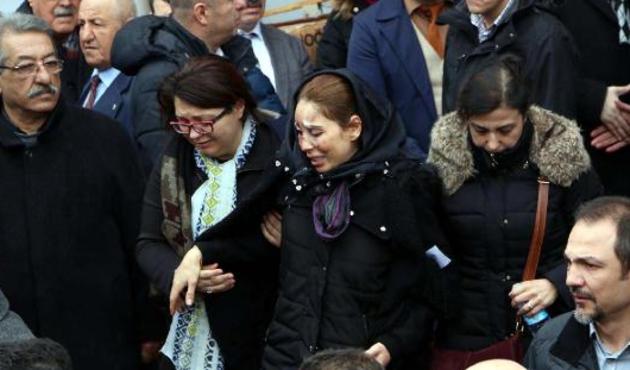 Yaralı halde eşinin cenazesine katıldı