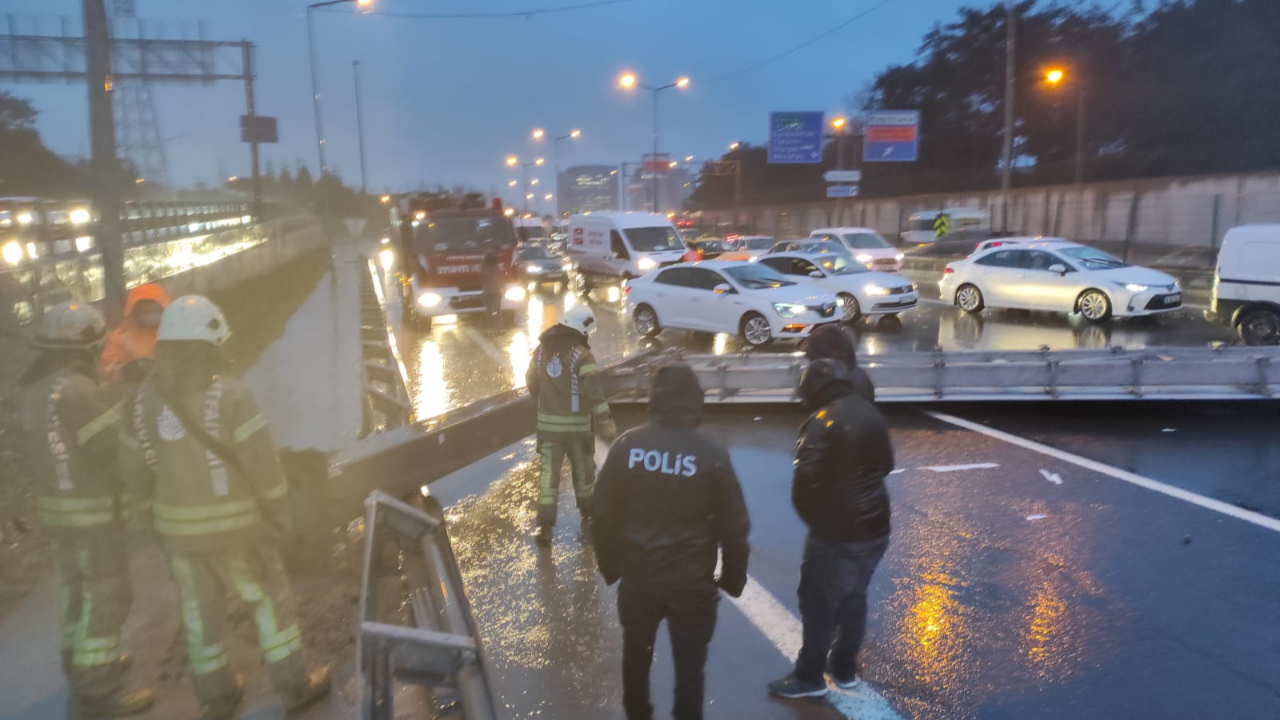 Fırtına tabelayı devirdi, TEM'de faciadan dönüldü