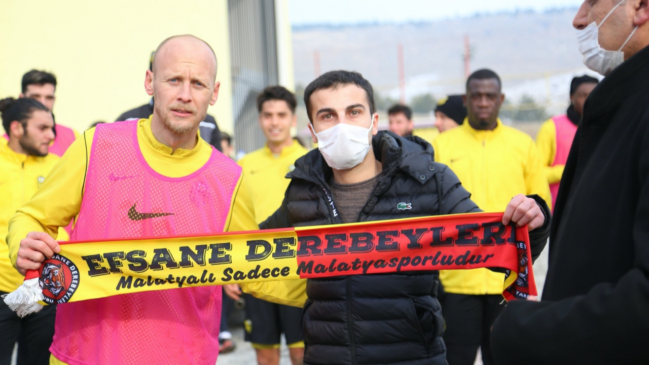 Yeni Malatyaspor taraftarından takıma destek, yönetime tepki