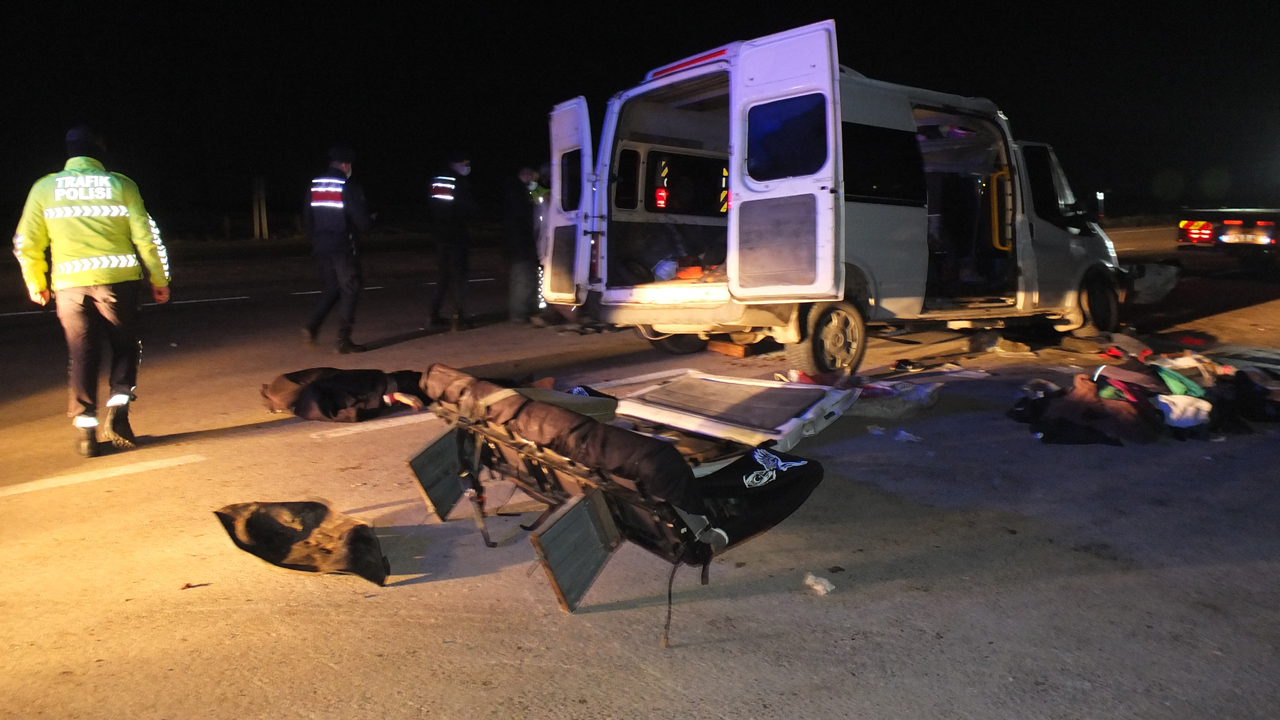 İşçi taşıyan minibüs TIR’a çarptı : 3 ölü, 9 yaralı