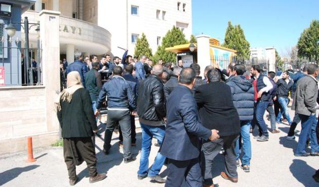 Duruşma salonunda sandalyeler havada uçuştu: Polisler de yaralandı!