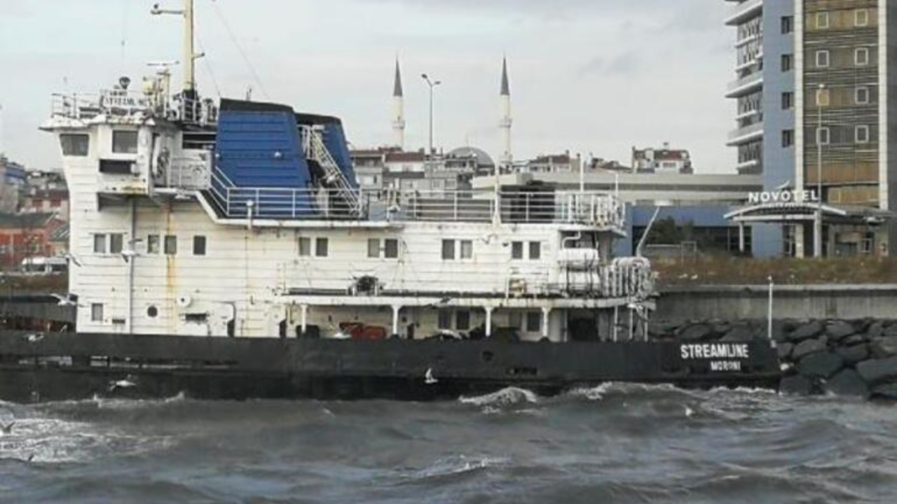 Zeytinburnu'nda sürüklenen gemi karaya oturdu