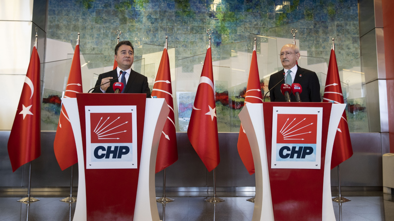 Babacan'ın kürsüsüne partisinin amblemini koymaya bile gerek görmediler