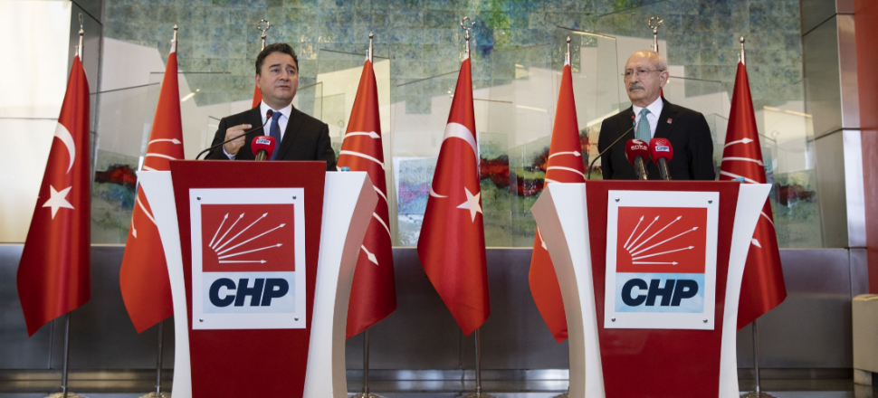 Babacan'ın kürsüsüne partisinin amblemini koymaya bile gerek görmediler