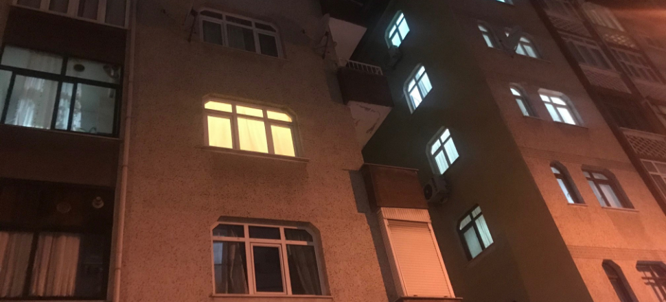 Oğlunu bıçaklayıp pencereden atladı
