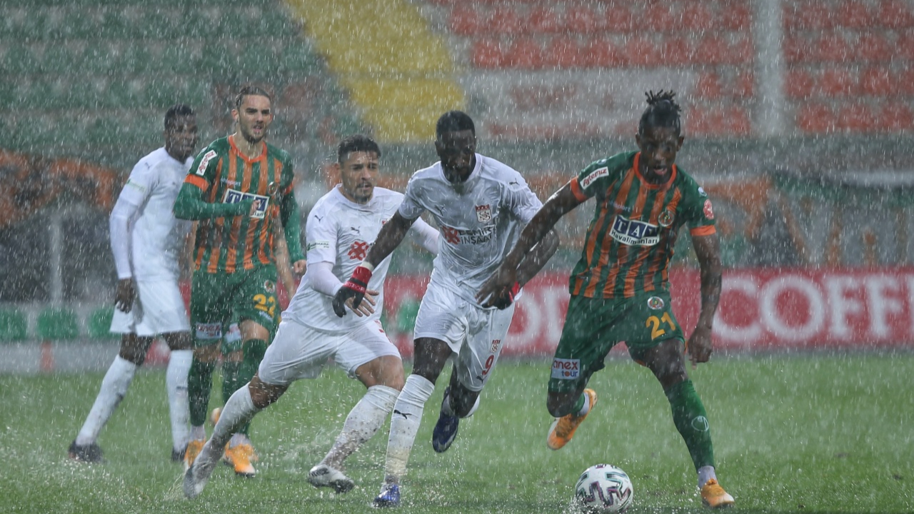 Aytemiz Alanyaspor-Sivasspor maçına yağış engeli