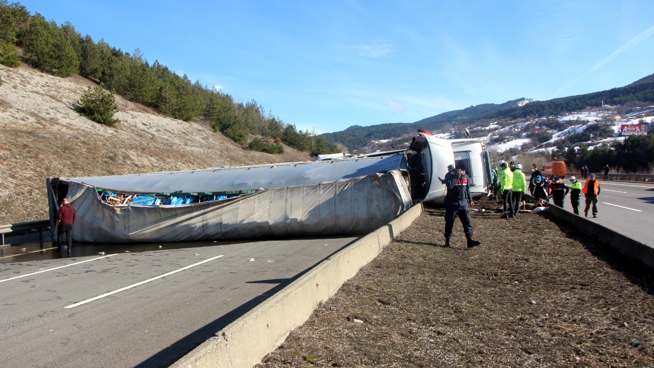 Bolu'da TIR devrildi TEM İstanbul yönüne kapandı