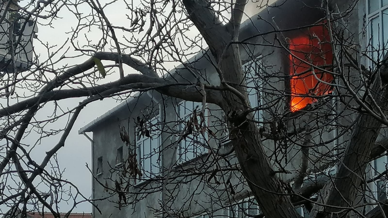 Ortaköy’de aniden tutuşan daire alev alev yandı