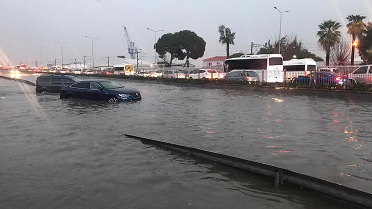 İzmir'de sel iki can aldı