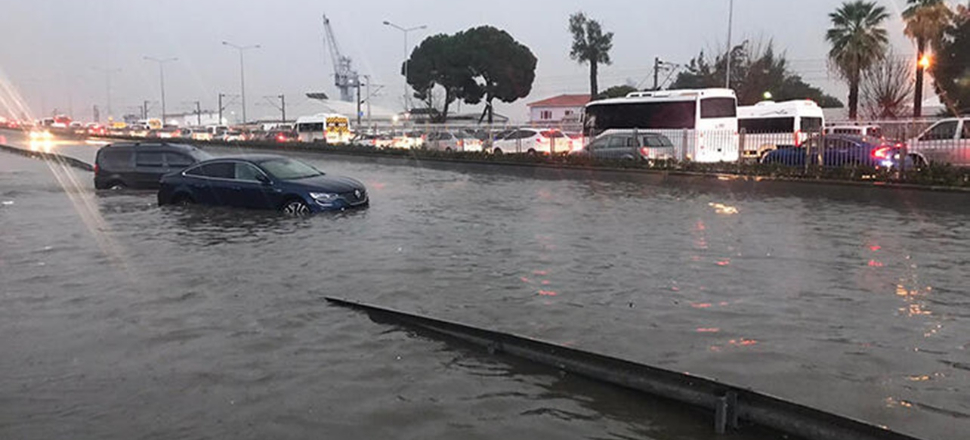 İzmir'de sel iki can aldı