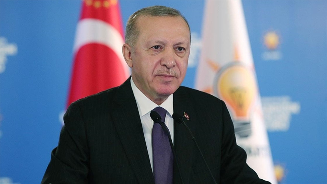 Erdoğan: Biz parti olarak gaf ebesi başkandan memnunuz