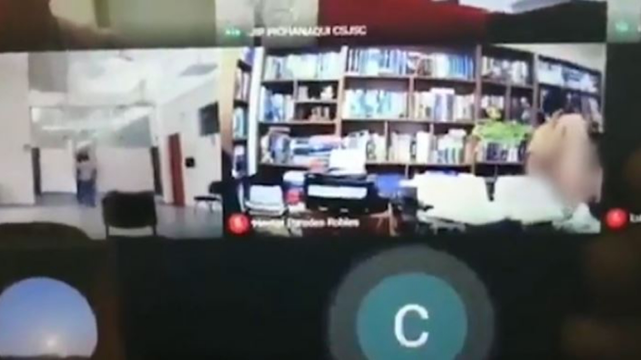Duruşma sırasında müvekkiliyle cinsel ilişkiye girdi