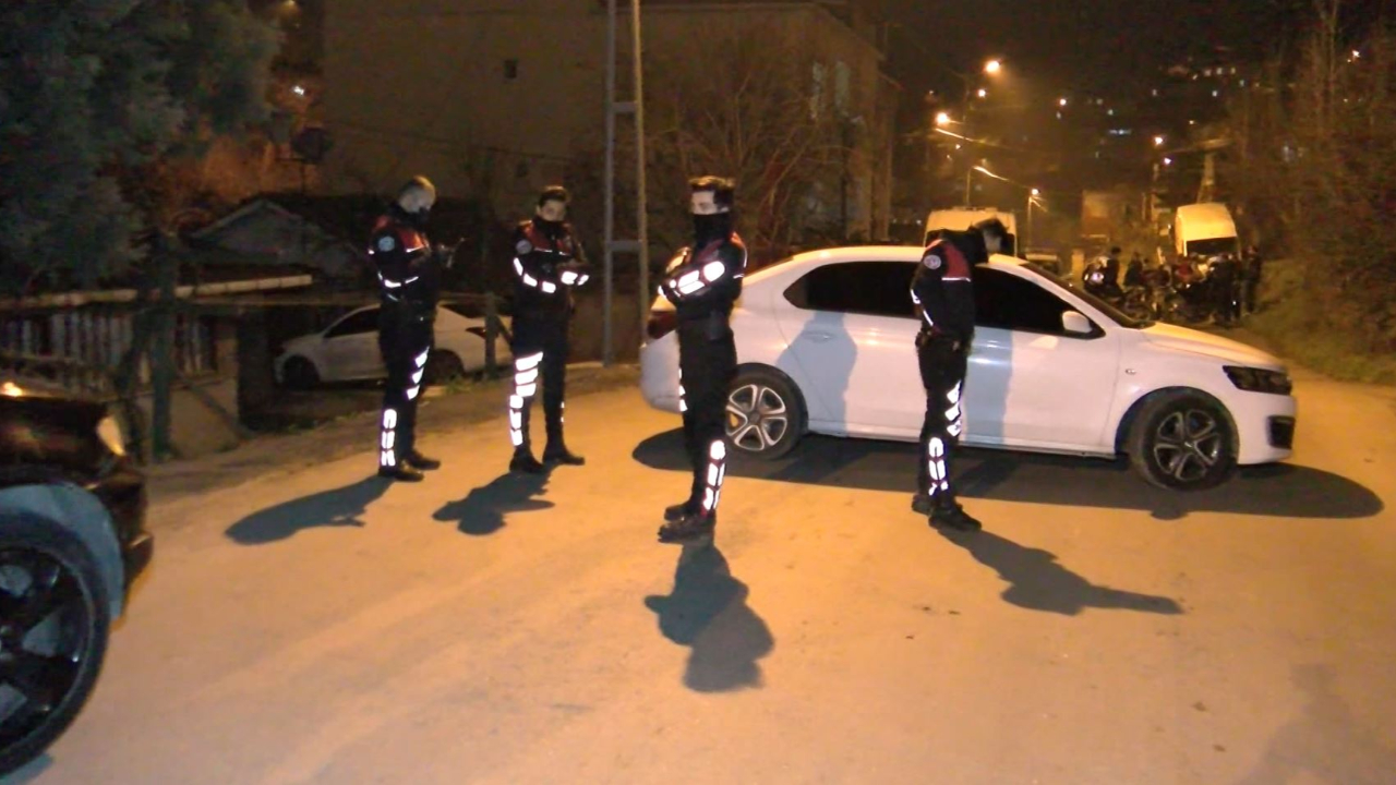 Ümraniye'de kovalamaca: Polis araçlarının arasından kaçtı!