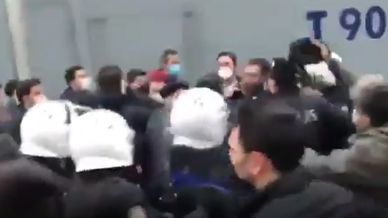İşçi Partili Barış Atay Kadıköy'de eyleme destek vermeye çalıştı