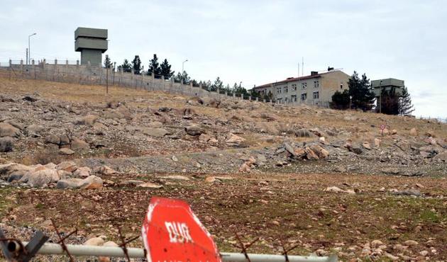 PKK'lı teröristler Şemdinli'de üs bölgesine saldırdı