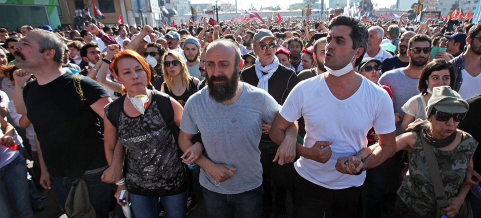 Gezici Memet Ali Alabora şimdi de Boğaziçi için sahnede