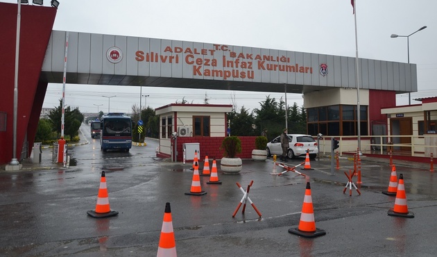 Hakim eşinden gelen mesajları okudu, teğmen kürsüde bayıldı!