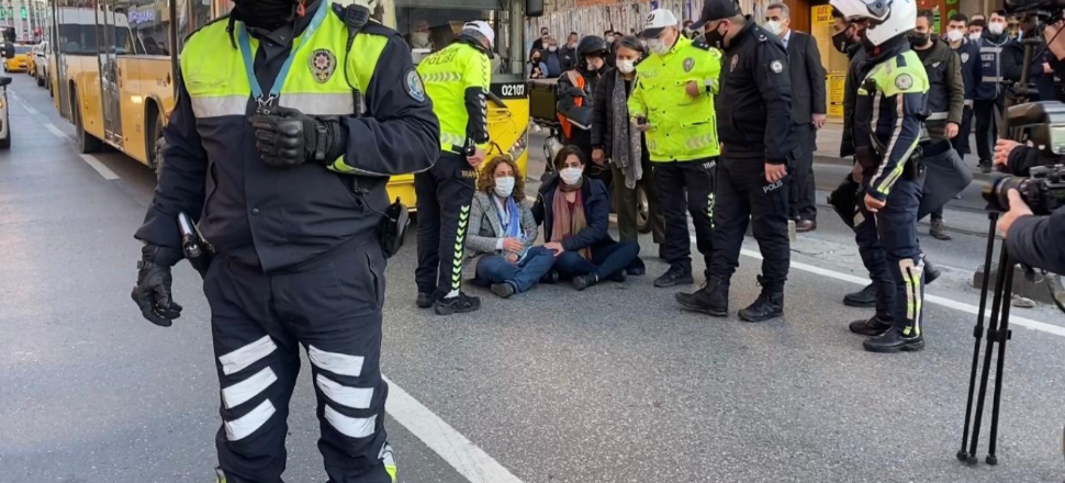 HDP'li vekiller Kadıköy'ün göbeğinde yol kesti