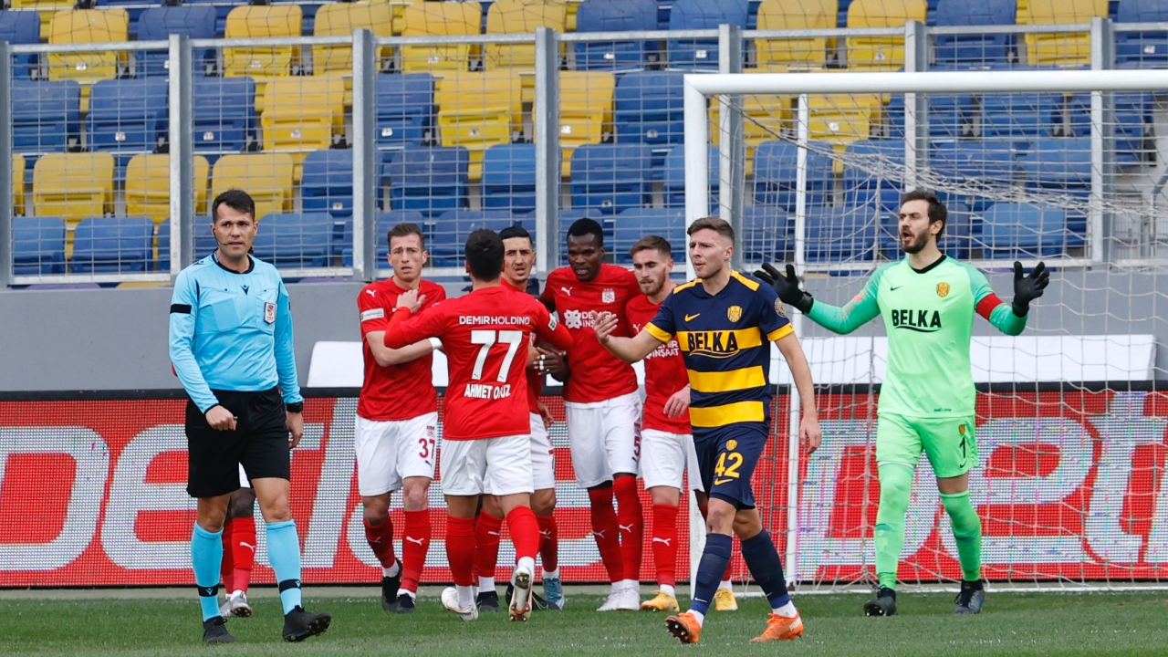 Sivasspor'dan Ankaragücü deplasmanında 4 gollü galibiyet